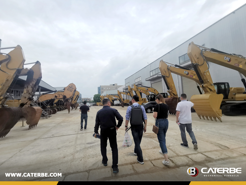 Russia Customers Visited CATERPILLAR Factory